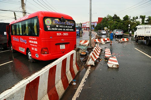 Xe khach 24 cho lat giua duong, 10 nguoi bi thuong