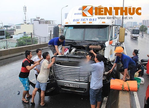 Container tong nhau, cau Phu My ket cung nhieu gio