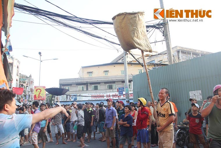 Hang ngan nguoi cuop do cung co hon... nao loan Sai Gon-Hinh-3