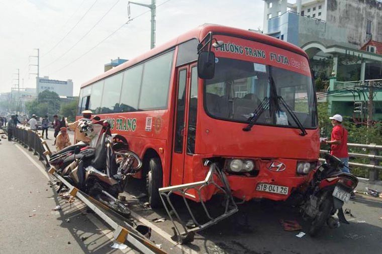 Hien truong vu xe khach Phuong Trang tong 7 xe may tren cau vuot