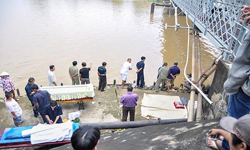 Thanh nien leo len cau nhay mua giua dem bi tau dam chet-Hinh-2