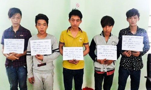 Nam sinh vien cam dau bang cuop long hanh khap Binh Duong