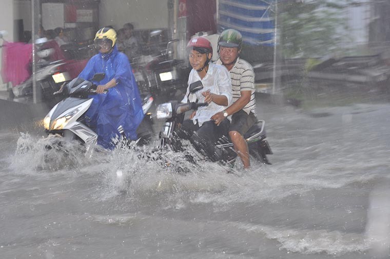 Dong Nai ngap nang, “bien nguoi” bi bom trong mua-Hinh-4