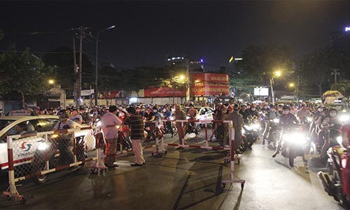 Hai co gai tre lanh lung dam chet nam thanh nien giua pho Sai Gon