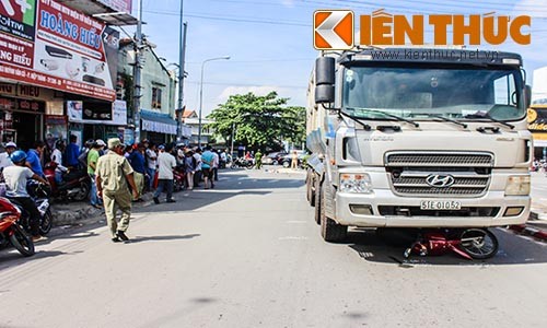 Bi xe ben can qua nguoi, doi nam nu chet tham