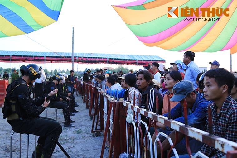 Nguoi dan keo den phien xet xu vu tham sat Binh Phuoc tu sang som