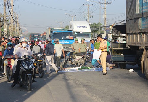 Nu sinh lop 11 chet tham ngay truoc mat cha va em gai