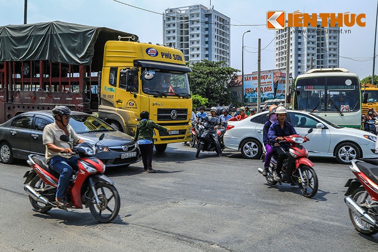 Hang ngan phuong tien “chon chan” tren duong dan cang Cat Lai-Hinh-7