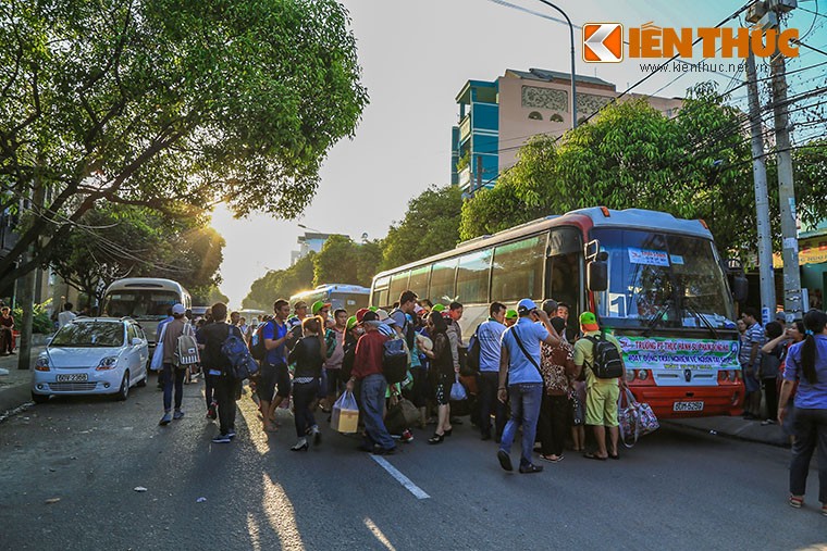 Vu sa lan tong sap cau Ghenh: Hang ngan khach di tau duoc dieu xe dua ve