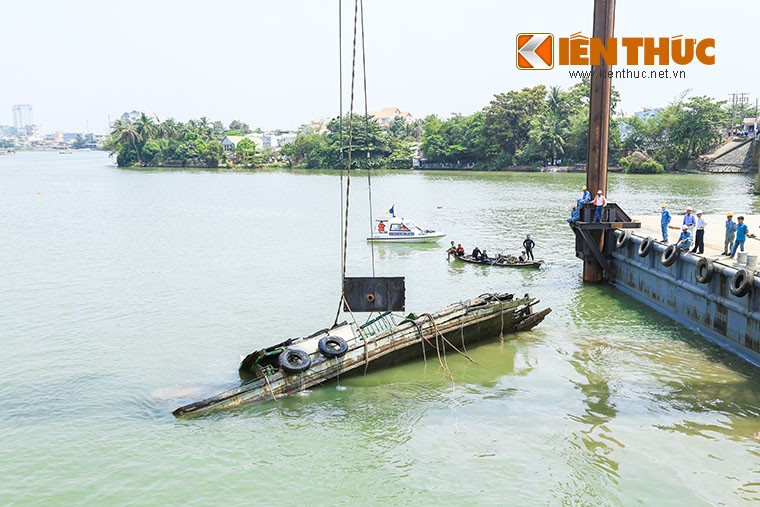 Truc vot thanh cong tau day sa lan dam sap cau Ghenh-Hinh-3