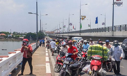 Nam thanh nien nhay cau tu tu sau khi nhan tin cho nguoi nha