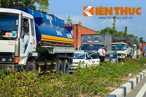 Container lat khien 2 nguoi nguy kich, giao thong un tac nhieu gio-Hinh-2