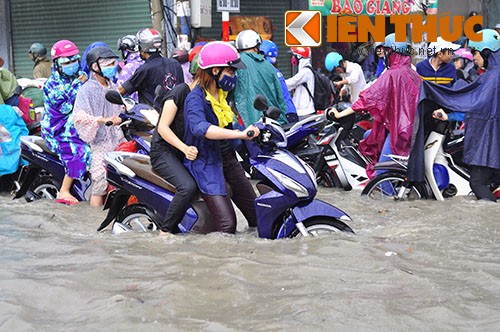 Dong Nai: Mua lon “giai nhiet”, duong pho Bien Hoa bien thanh “song”-Hinh-2