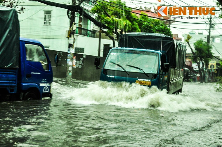 Mua lon, nhieu tuyen duong Sai Gon ngap trong “bien” nuoc-Hinh-4