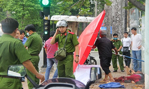 Nguoi phu nu ban ve so tho huyet guc chet tren duong