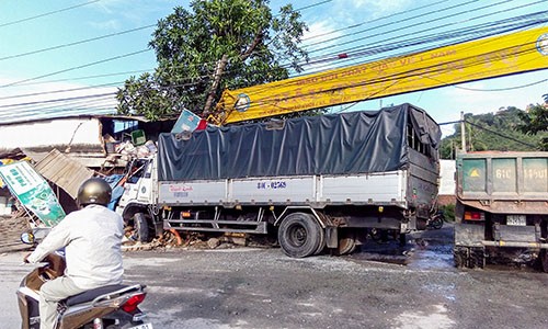 Binh Duong Xe tai lao vao nha dan mot nguoi nguy kich