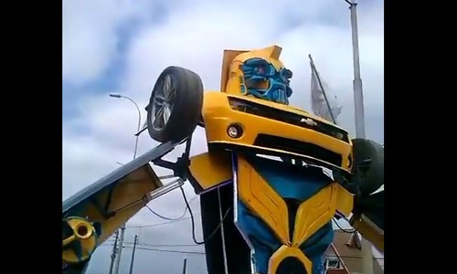 Ben hoa o to thanh robot Transformers sieu an tuong