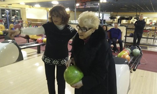 Than phuc cu ba 84 tuoi choi bowling sieu dang