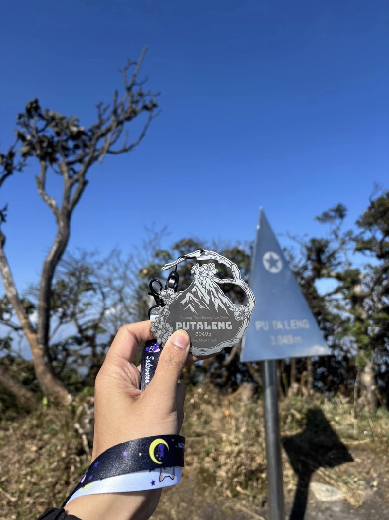 Trekker len duong chinh phuc dinh Putaleng, san “nu hoang hoa Tay Bac“