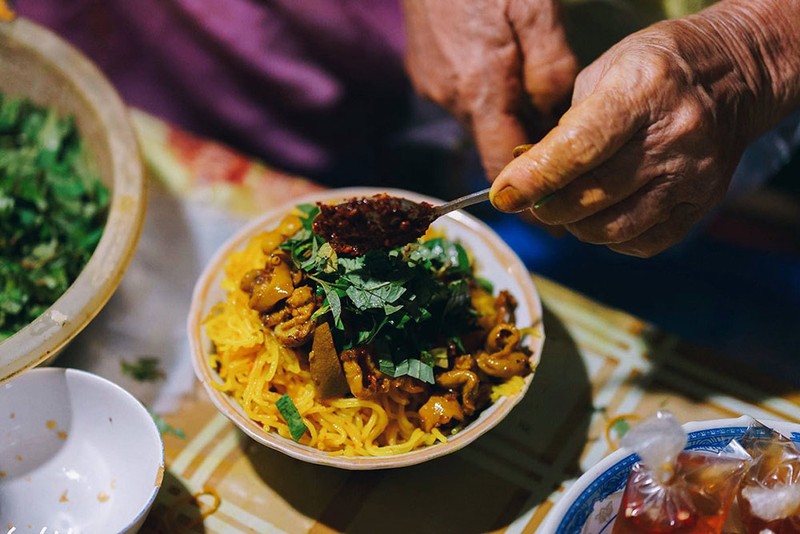 Foodtour am thuc Hue nen 