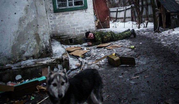 Bo Noi vu Ukraine: Phao kich vao Debaltsevo, 9 nguoi bi thuong