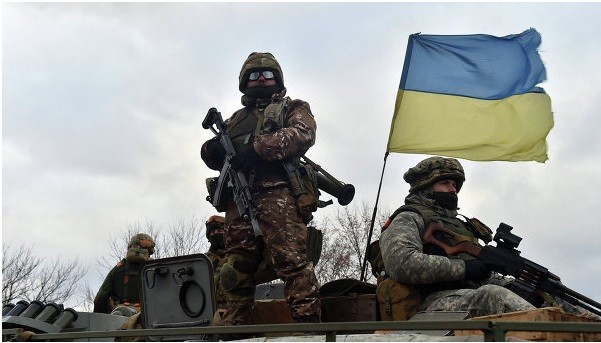 Dan quan to NATO cung cap vu khi cho quan Ukraine
