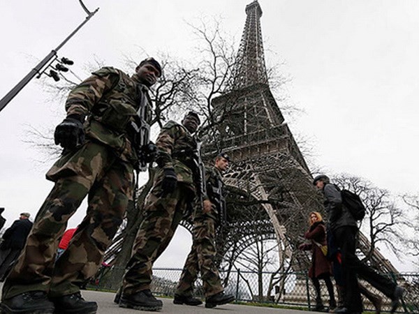 May bay khong nguoi lai lien tiep xuat hien tren bau troi Paris