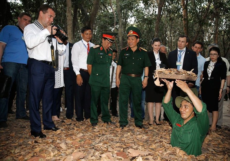 Thu tuong Medvedev doi mu tai beo, chui ham dia dao Cu Chi-Hinh-4