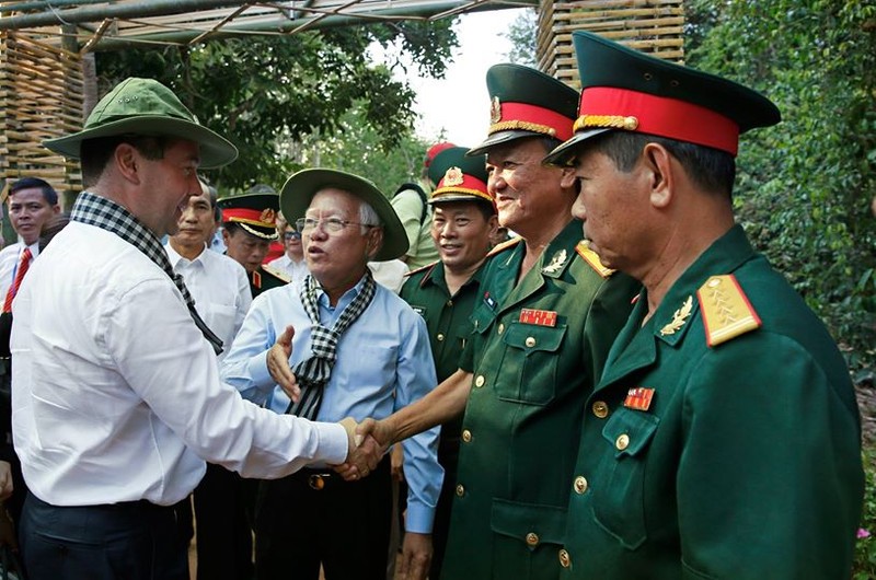 Thu tuong Medvedev doi mu tai beo, chui ham dia dao Cu Chi