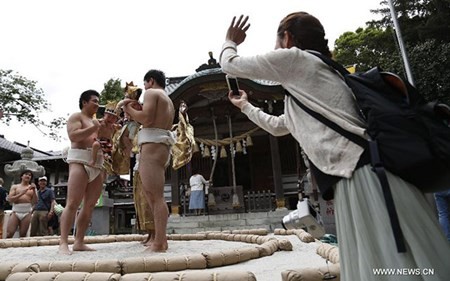 Doc, la cuoc thi sumo choc de tre em khoc thet-Hinh-5