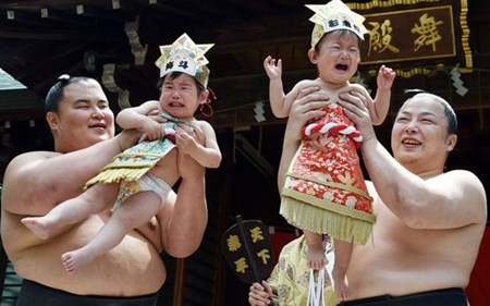 Doc, la cuoc thi sumo choc de tre em khoc thet-Hinh-7