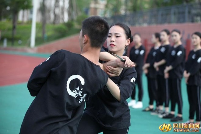 Xem cac nu tiep vien xinh nhu mong kho luyen voi kungfu-Hinh-7