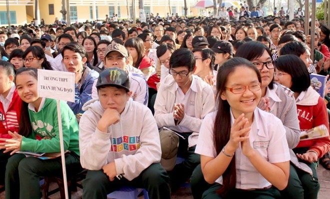 Bo truong Bo GD-DT quyet dinh thay doi cum thi