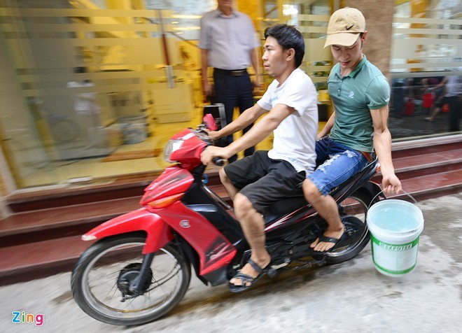 Canh nguoi Ha Noi do xo di xach nuoc vi... mat nuoc-Hinh-13