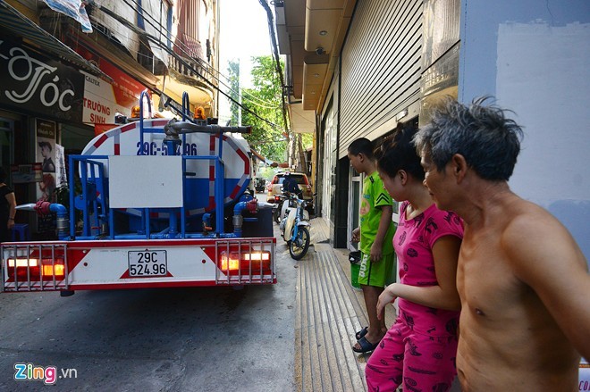 Canh nguoi Ha Noi do xo di xach nuoc vi... mat nuoc-Hinh-5