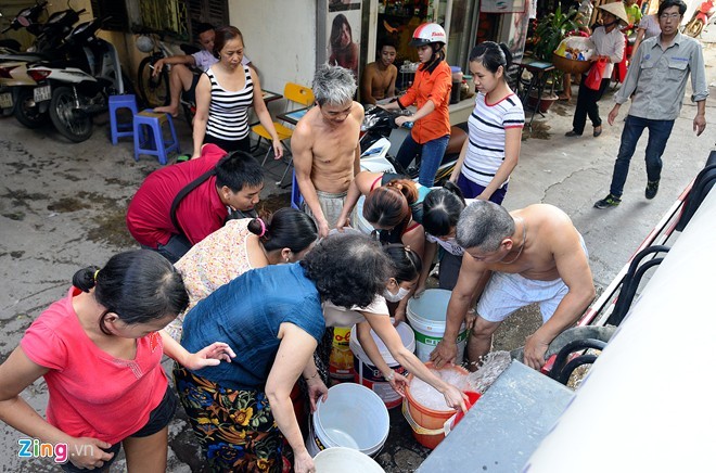 Canh nguoi Ha Noi do xo di xach nuoc vi... mat nuoc-Hinh-7