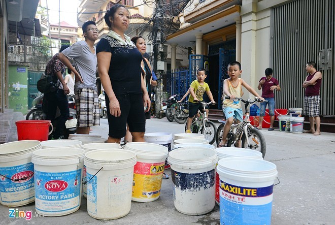 Canh nguoi Ha Noi do xo di xach nuoc vi... mat nuoc