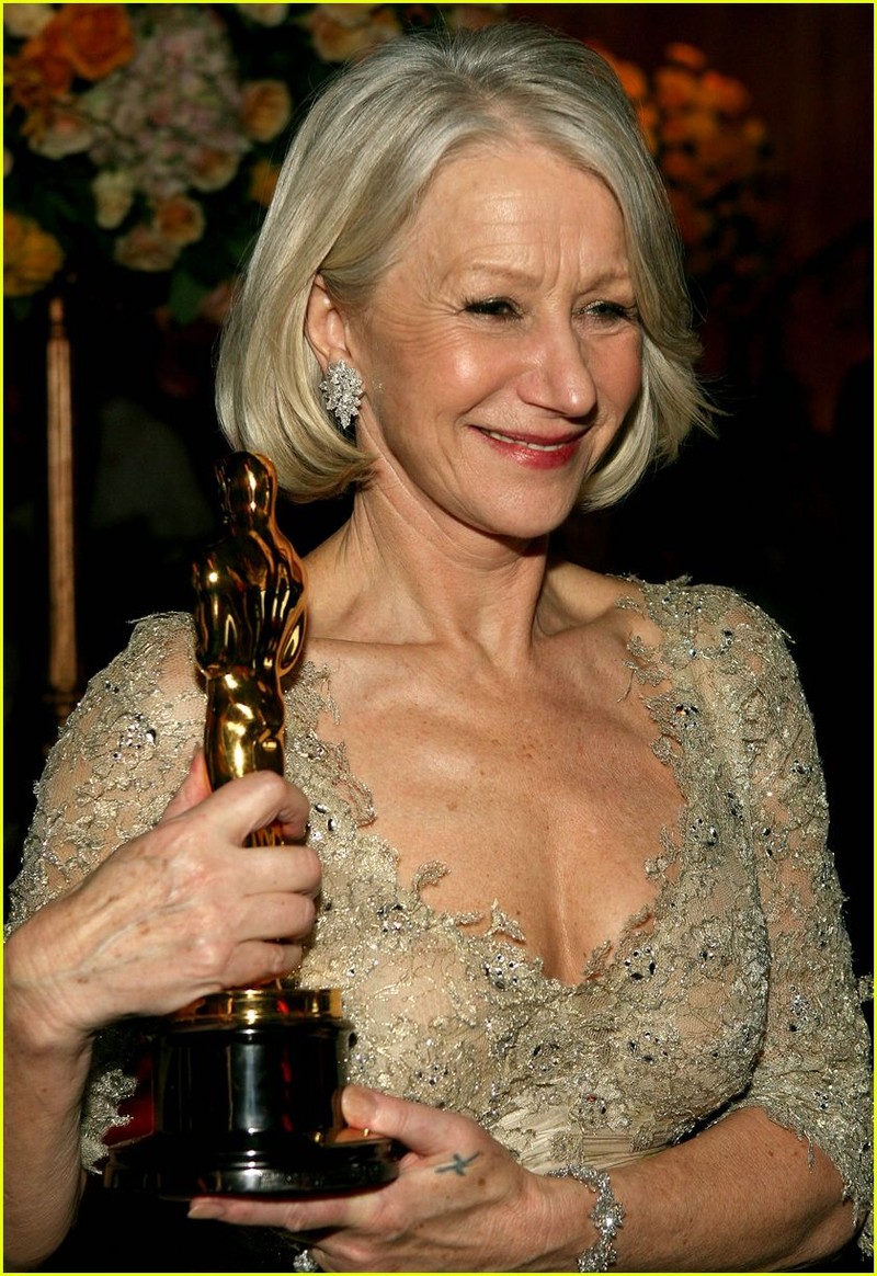 “Nu hoang” Helen Mirren lam gi de co than hinh nuot tuoi 70?-Hinh-8