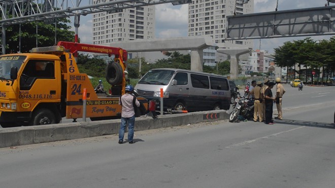 TPHCM: Xe khach mat lai tong nat dai phan cach