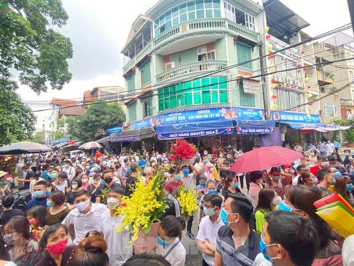 Giua dich COVID-19 “bien nguoi” chen nhau di le Phu Tay Ho dau thang co hon