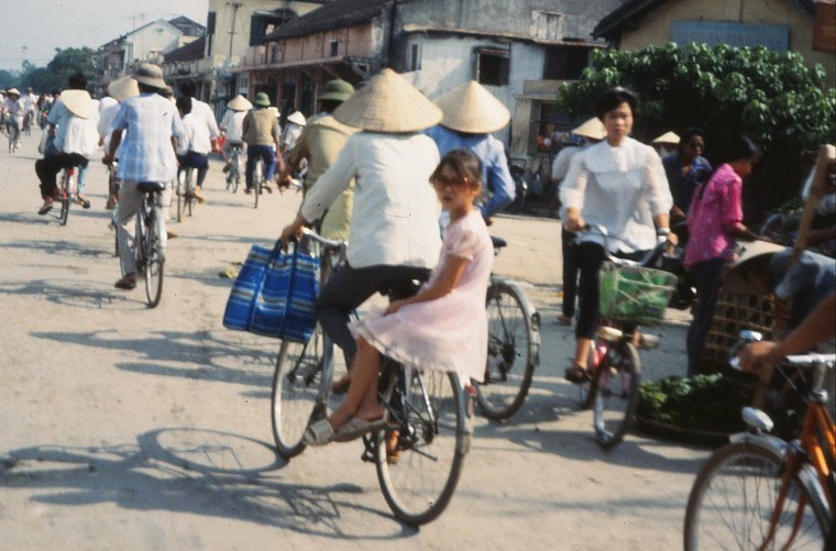 Nhung hinh anh ve xe dap “than thanh” o Ha Noi nam 1990-Hinh-2