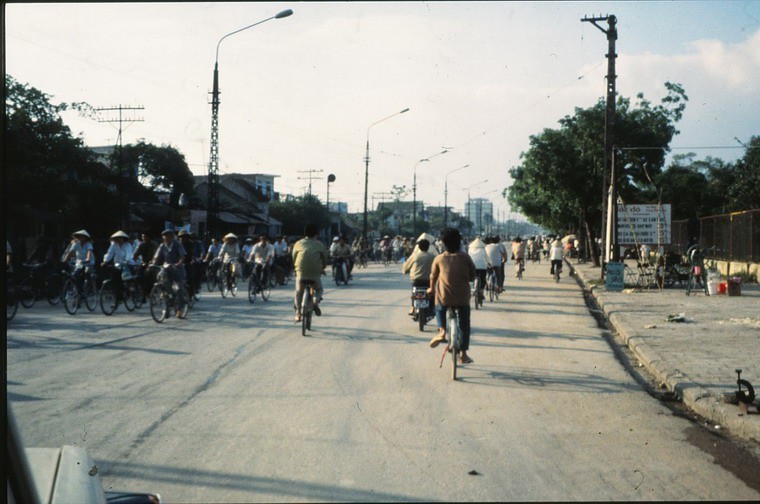 Nhung hinh anh ve xe dap “than thanh” o Ha Noi nam 1990-Hinh-6