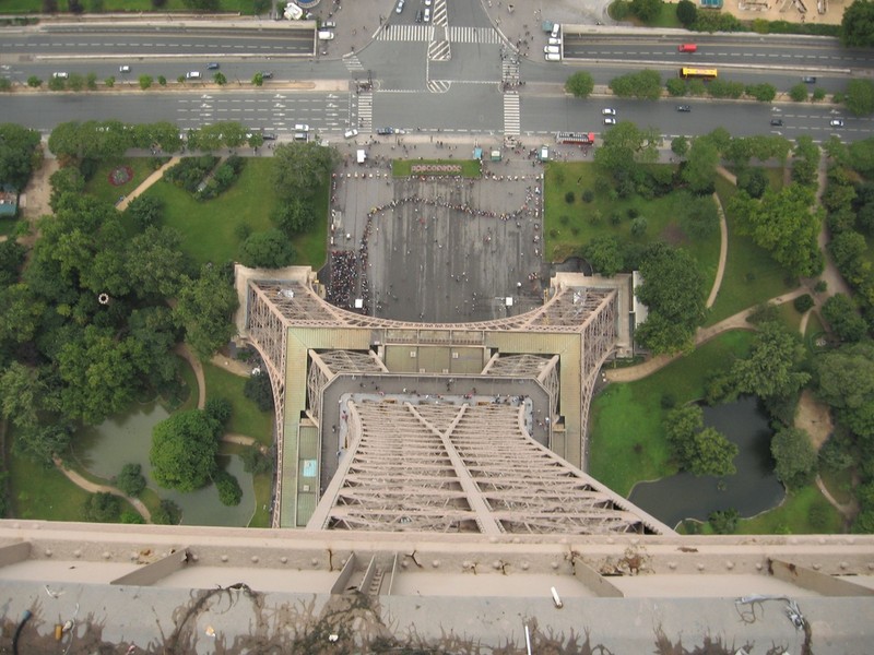 Can ho bi mat tren dinh thap Eiffel-Hinh-2