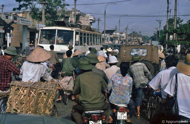 Hinh anh cuc sinh dong ve giao thong Ha Noi dau thap nien 1990-Hinh-2