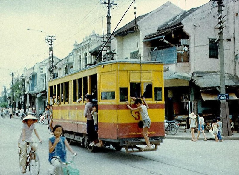 Bo anh mau “doc la” ve di san tau dien Ha Noi xua-Hinh-3