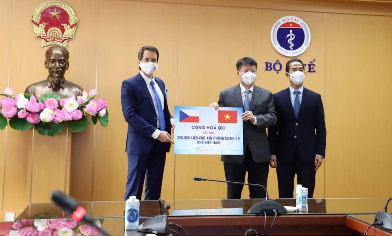 Việt Nam nhận hơn 250.000 liều vắc xin COVID-19 do Séc trao tặng Viet Nam nhan hon 250.000 lieu vac xin COVID-19 do Sec trao tang