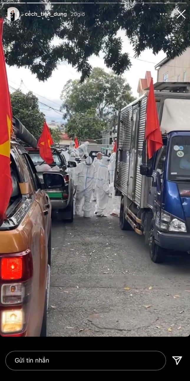 Bui Tien Dung ngoi xe sang di trao qua cho nguoi dan kho khan