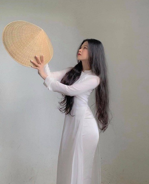 Danh tinh nu sinh dien ao dai trang de lo ba vong hoan hao-Hinh-2