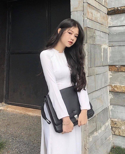 Danh tinh nu sinh dien ao dai trang de lo ba vong hoan hao-Hinh-3