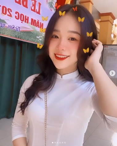 Nu sinh gay sot voi ao dai trang cung nu cuoi toa nang-Hinh-2